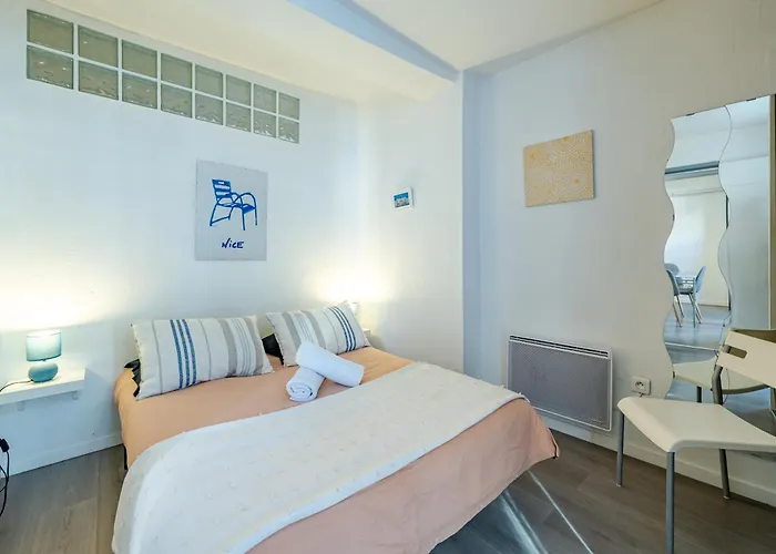 Vieux-nice 2p Climatise Balcon Ницца